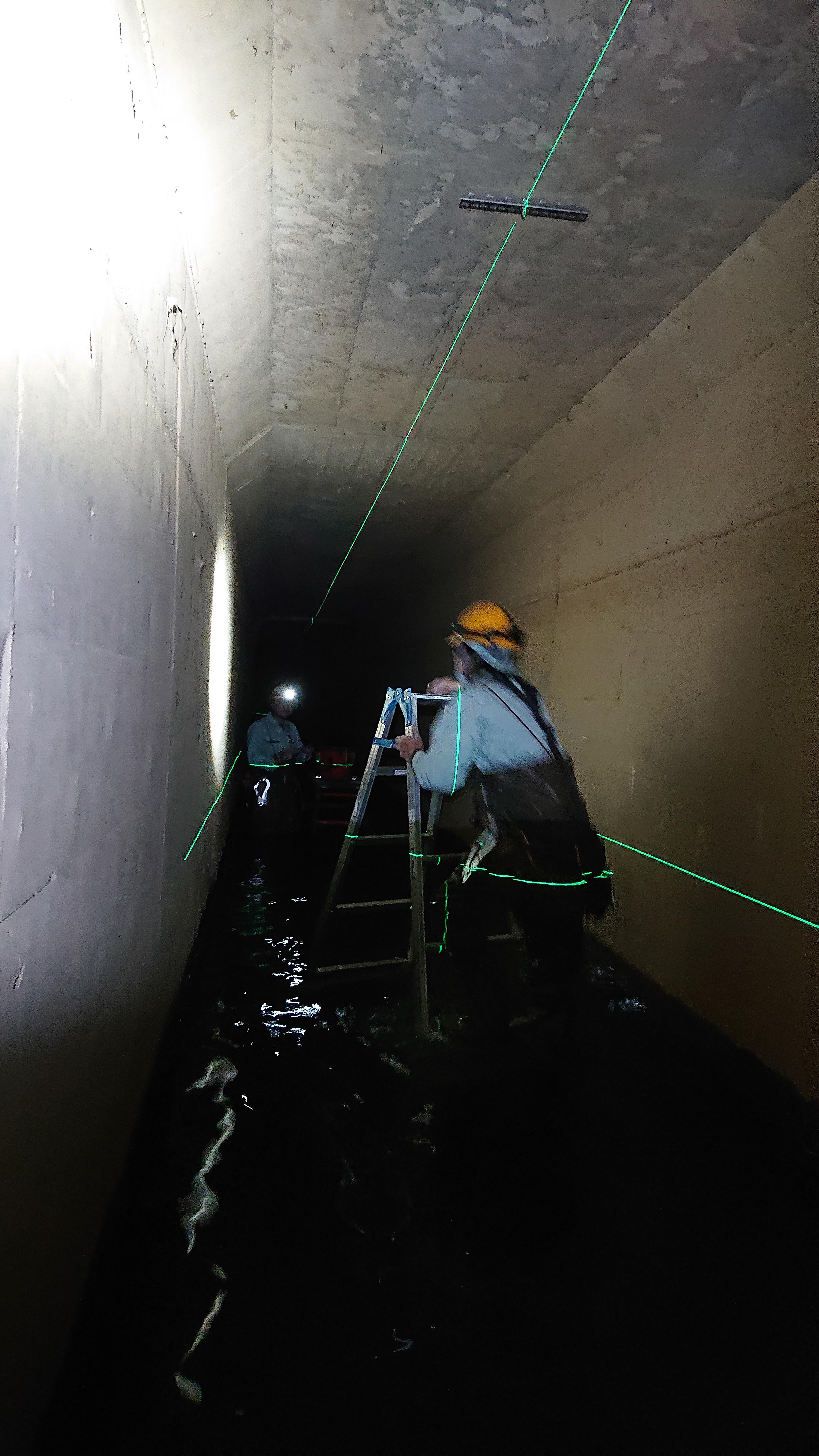 水路内の配線作業